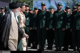 سان دیدن رهبر معظم انقلاب از یگان‌های حاضر در مراسم دانش آموختگی دانشجویان افسری و تربیت پاسداری دانشگاه امام حسین(ع)