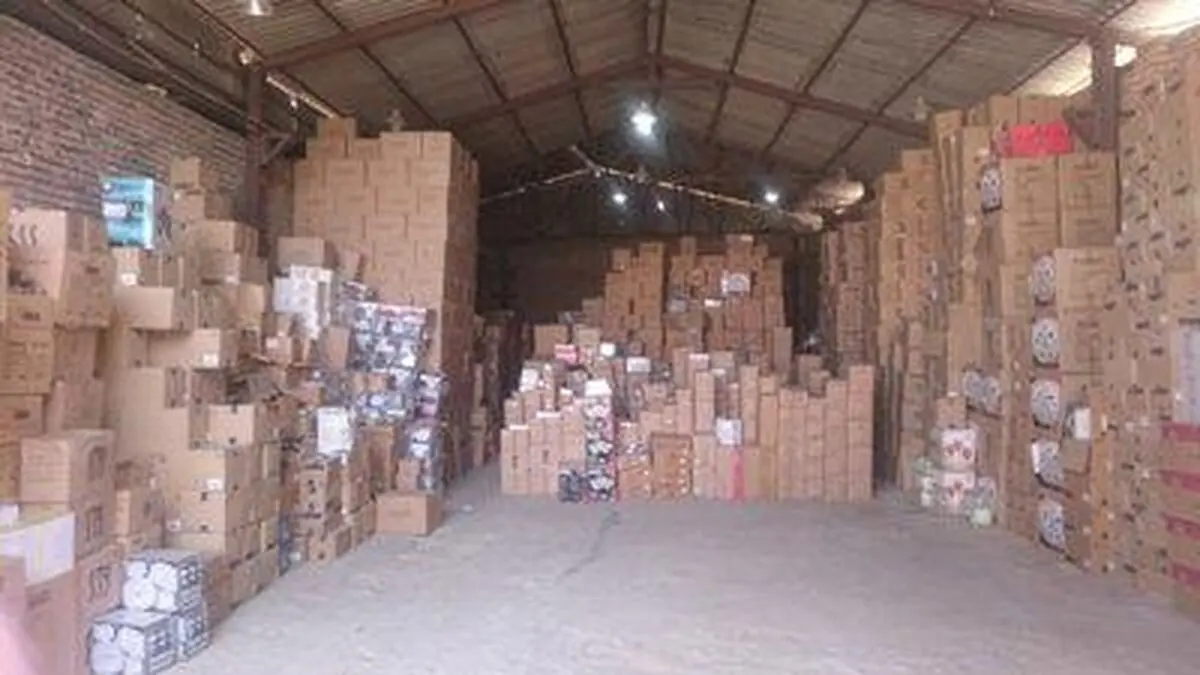 کشف انبار احتکارکنندگان کالاهای اساسی در بندرعباس