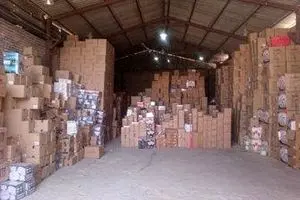 کشف ۲ کانتینر کاغذ احتکار شده در انباری در بندرعباس