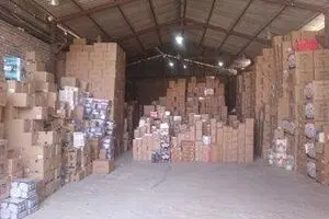 کشف ۲ کانتینر کاغذ احتکار شده در انباری در بندرعباس