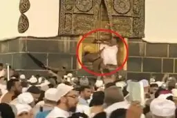 برخورد خشن پلیس سعودی با زائری که قصد باز کردن درب کعبه را داشت!