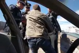 پلیس آمریکایی شیشه ماشین راننده متخلف را شکست