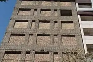 آجرچینی پنجره‌های یک خانه نیمه کاره برای احتکار کالا در مشهد