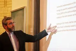 در برجام حداقل ۱۰۰ حق هسته‌ای ملت ایران را از بین بردند