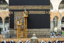 پرده کعبه در روز عرفه تعویض شد
