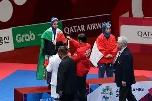 لحظه دریافت مدال نقره مرجان سلحشوری و دست ندادن با رئیس جمهور اندونزی