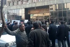 صف‌های طولانی مردم مقابل وزارت صنعت جهت ثبت سفارش