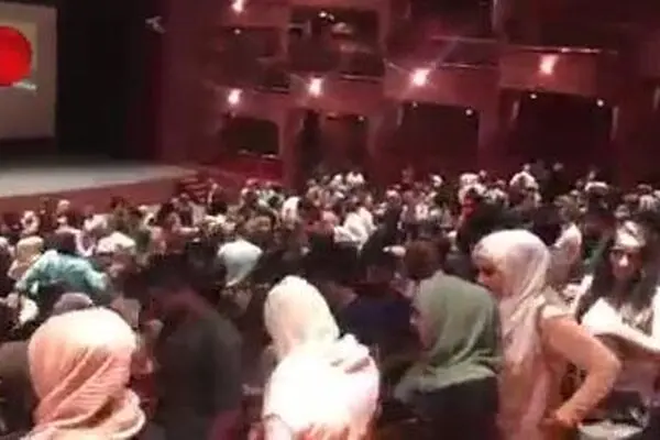 تشویق ممتد تماشاگران سوری در حضور حاتمی کیا