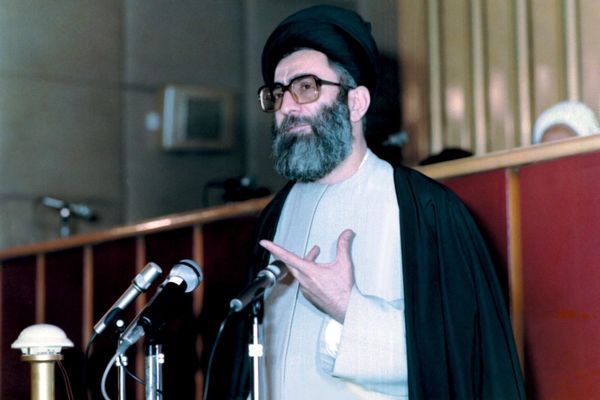 ماجرای مخالفت آیت‌الله خامنه‌ای با افزودن انحلال مجلس به اختیارات رهبری