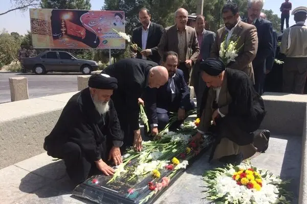 مزار آیت الله طالقانی گلباران شد