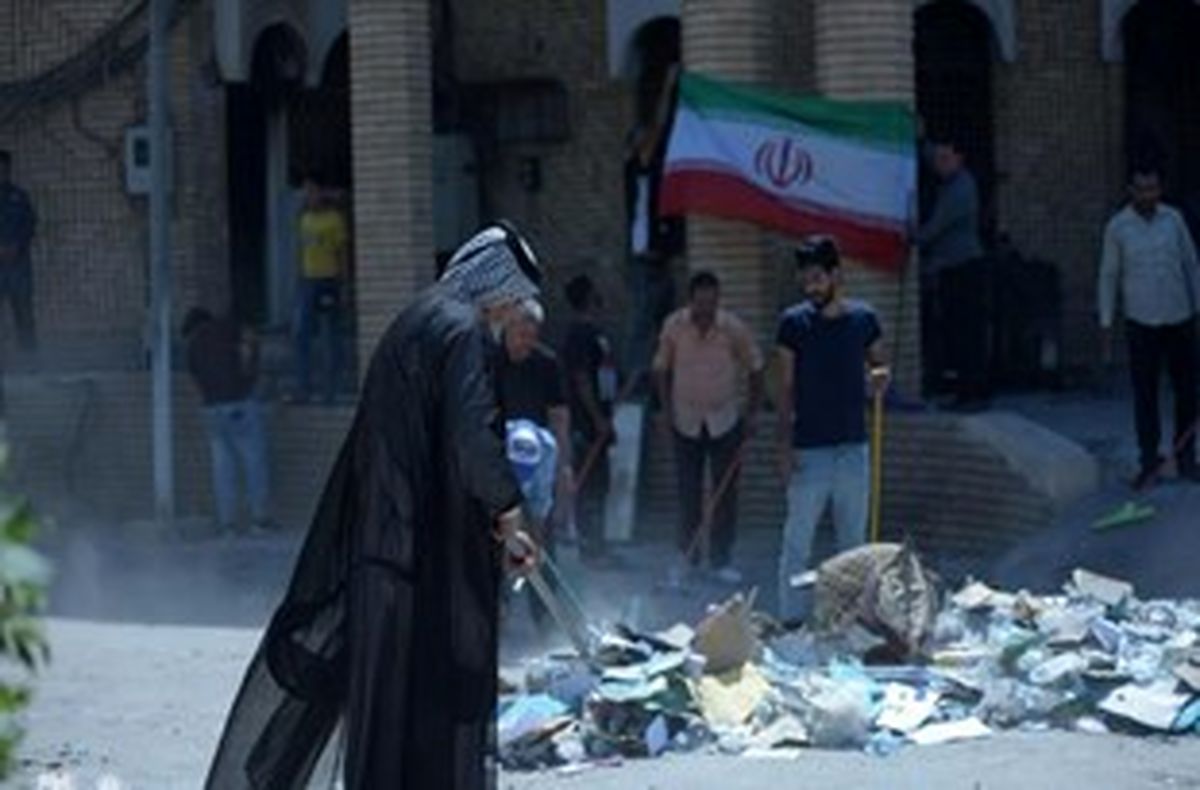عراقی ها سرکنسولگری ایران در بصره را آب و جارو کردند +عکس