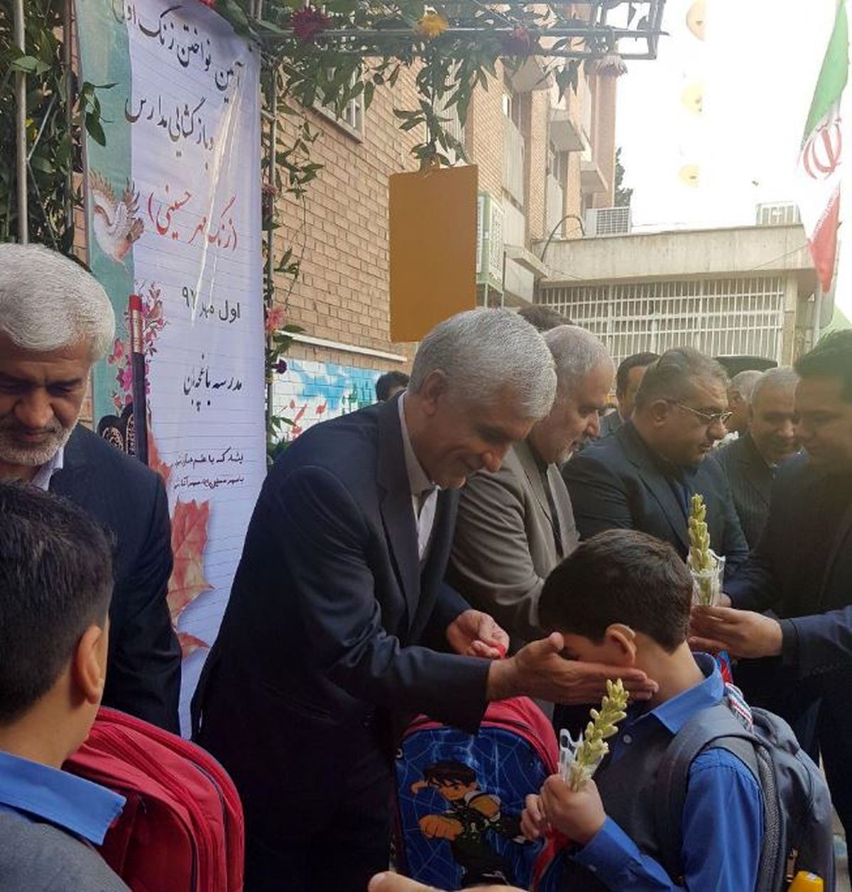 هدیه عجیب شهردار تهران به دانش آموزان +عکس
