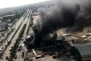 تصاویر هوایی از آتش ‌گسترده در کارخانه رنگ و تینر واقع در جاده قدیم کرج