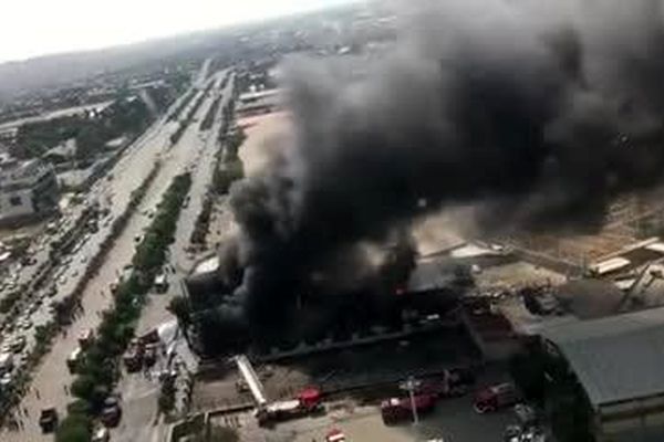 تصاویر هوایی از آتش ‌گسترده در کارخانه رنگ و تینر واقع در جاده قدیم کرج