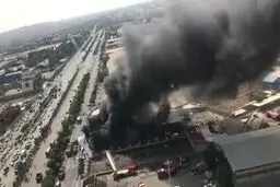 تصاویر هوایی از آتش ‌گسترده در کارخانه رنگ و تینر واقع در جاده قدیم کرج