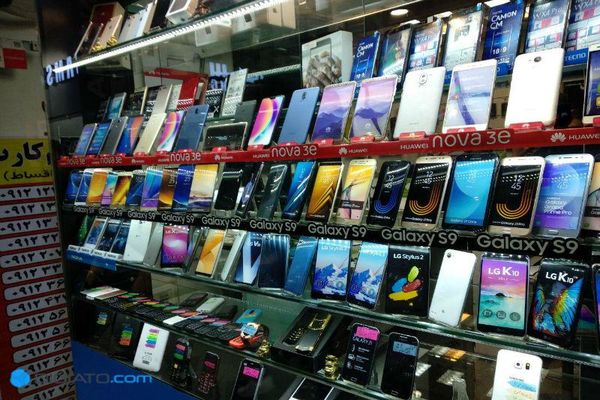 احتکار هزاران گوشی تلفن همراه در بازار