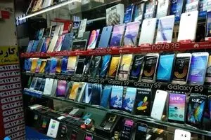 احتکار هزاران گوشی تلفن همراه در بازار