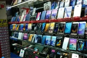 احتکار هزاران گوشی تلفن همراه در بازار