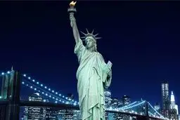 پلیس آمریکا یک زن معترض را پای مجسمه آزادی بازداشت کرد