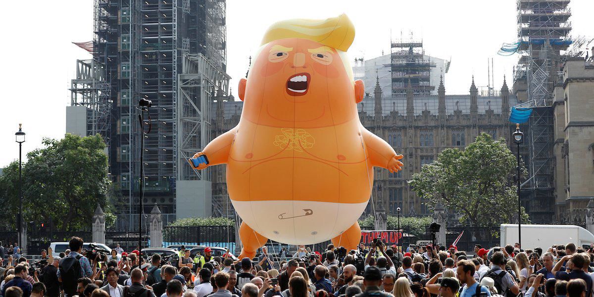 اعتراض مردم لندن به حضور ترامپ با بالون «بچه ترامپ»