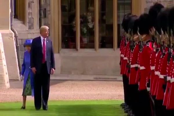 سرگردانی ترامپ هنگام سان دیدن همراه ملکه انگلیس