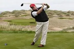 شعار دادن معترضان به حضور ترامپ در زمین گلف آیرشایر اسکاتلند