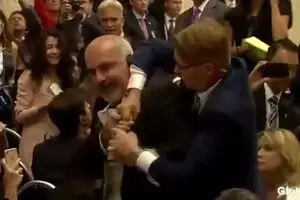 خبرنگاری که به زور از نشست خبری ترامپ و پوتین اخراج شد