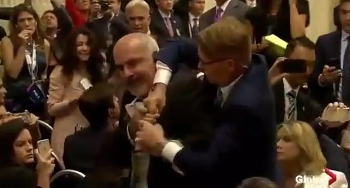 خبرنگاری که به زور از نشست خبری ترامپ و پوتین اخراج شد