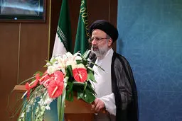 اندیشه سکولار به معنای واقعی حوزه علمیه را تهدید می‌کند/ توجه به فقرا و محرومین جز وظایف آستان قدس است