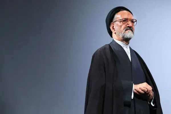 اهدای قلم طلایی به مدیرمسؤول روزنامه اطلاعات