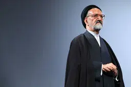 اهدای قلم طلایی به مدیرمسؤول روزنامه اطلاعات