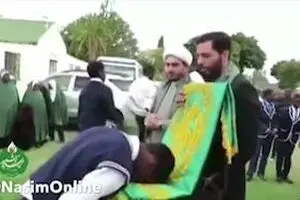 لحظات دیدنی از عشق و ارادت مردم زیمبابوه به پرچم متبرک امام رضا(ع)
