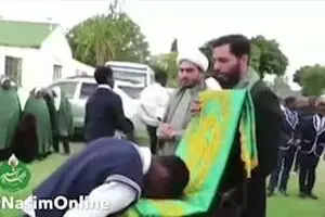 لحظات دیدنی از عشق و ارادت مردم زیمبابوه به پرچم متبرک امام رضا(ع)