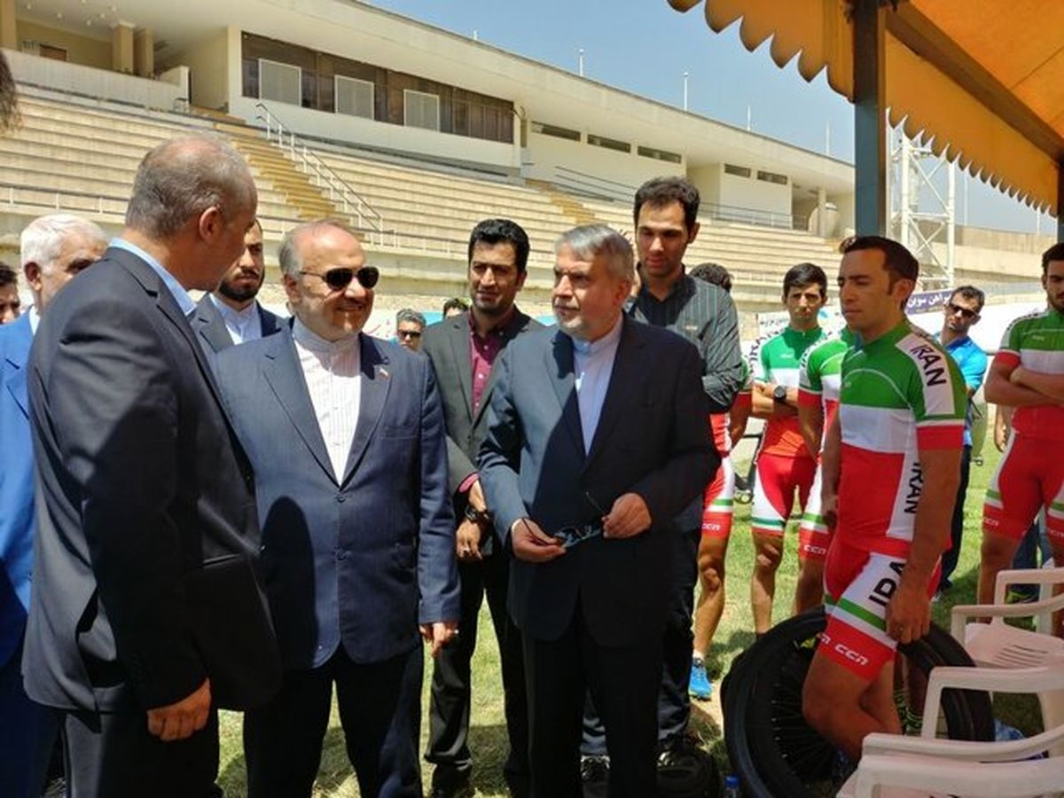 بازدید سلطانی فر و صالحی امیری از اردوی دوچرخه سواری/ فدراسیون به وزیر سینی هدیه داد