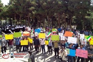 تجمع دانشجویان مقابل دانشگاه شهید بهشتی در اعتراض به بازرسی آژانس از دانشگاه‌ها