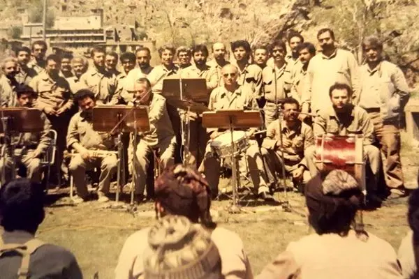 وقتی تفنگ‌ها ساز شدند / ماجرای ارکستر، جبهه، حاج قاسم و دیگران