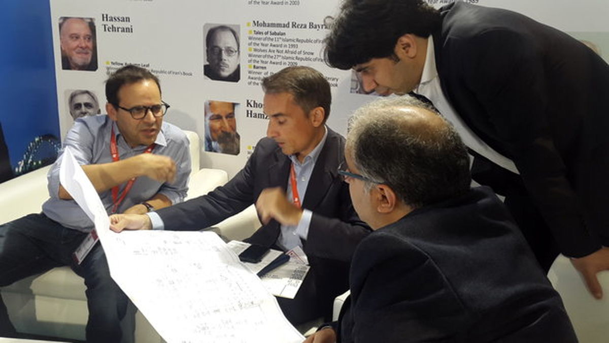 رئیس نمایشگاه کتاب پاریس از غرفه ایران بازدید کرد