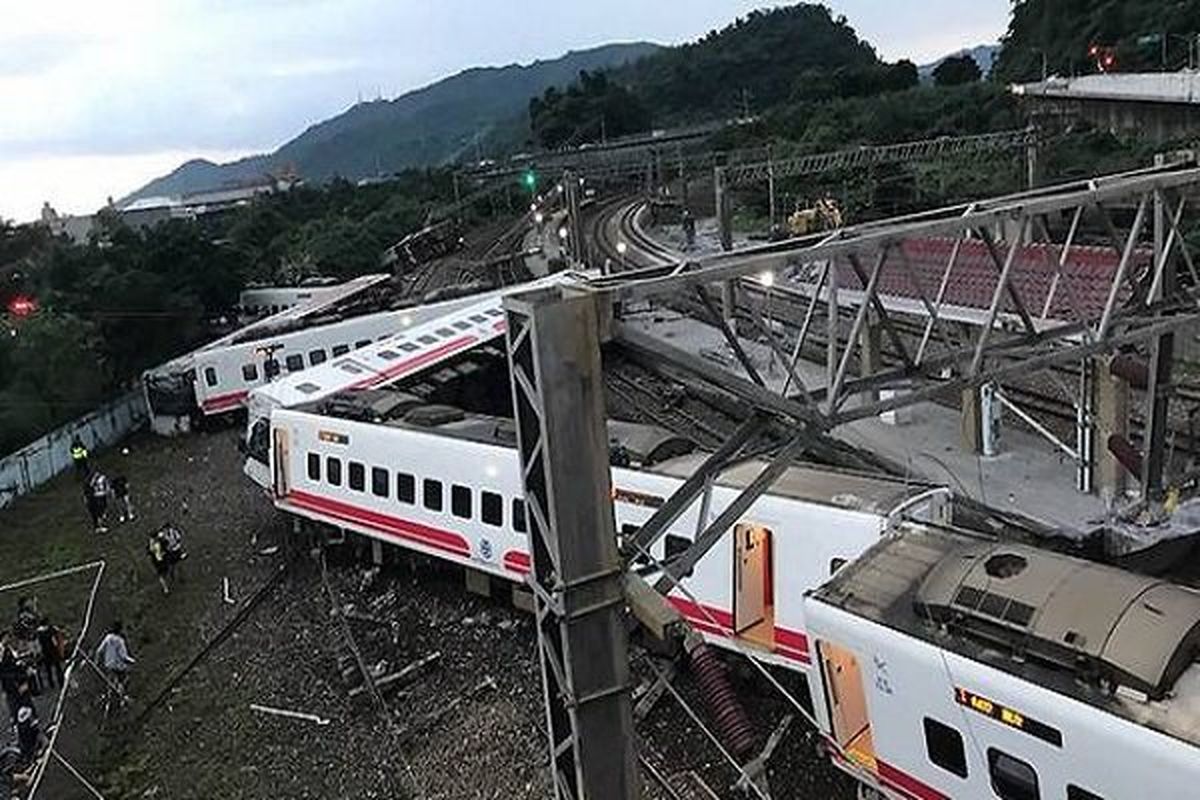 خروج قطار از ریل در تایوان/ ۲۲ کشته و ۱۷۱ زخمی