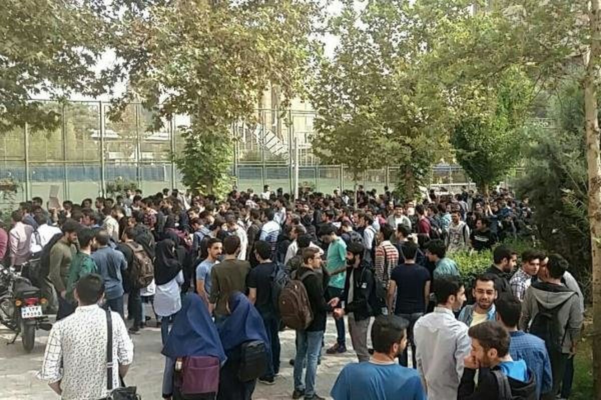 تجمع اعتراضی جمعی از دانشجویان دانشگاه امیرکبیر به کیفیت غذا