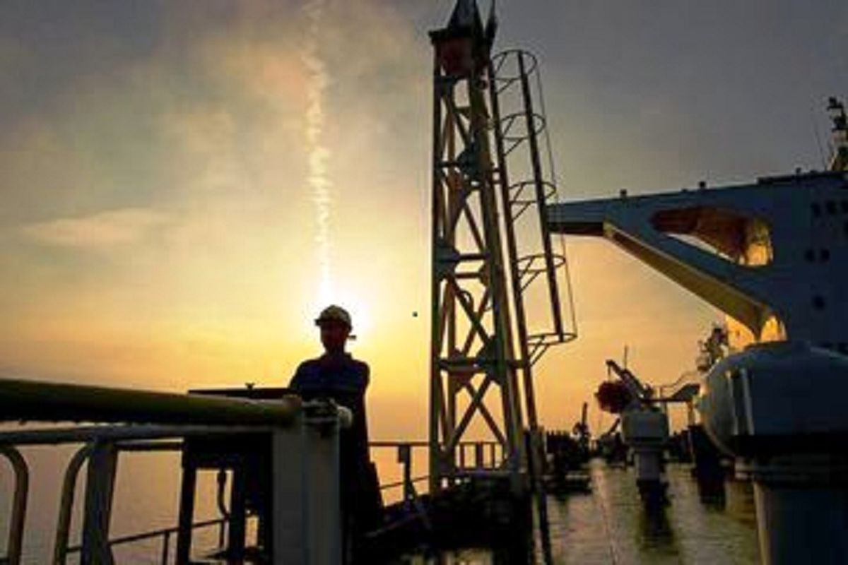 بلومبرگ: بهای جهانی نفت به بشکه ای ۹۰ دلار می رسد