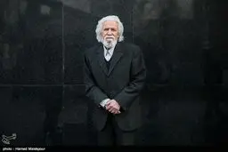 شاعری که کلمات را بیدار کرد
