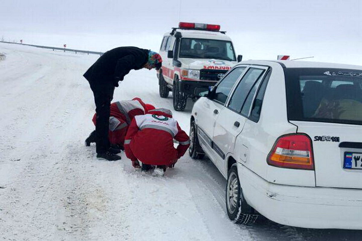 سرنشینان ۷۰ خودرو گرفتار در برف چالدران نجات یافتند
