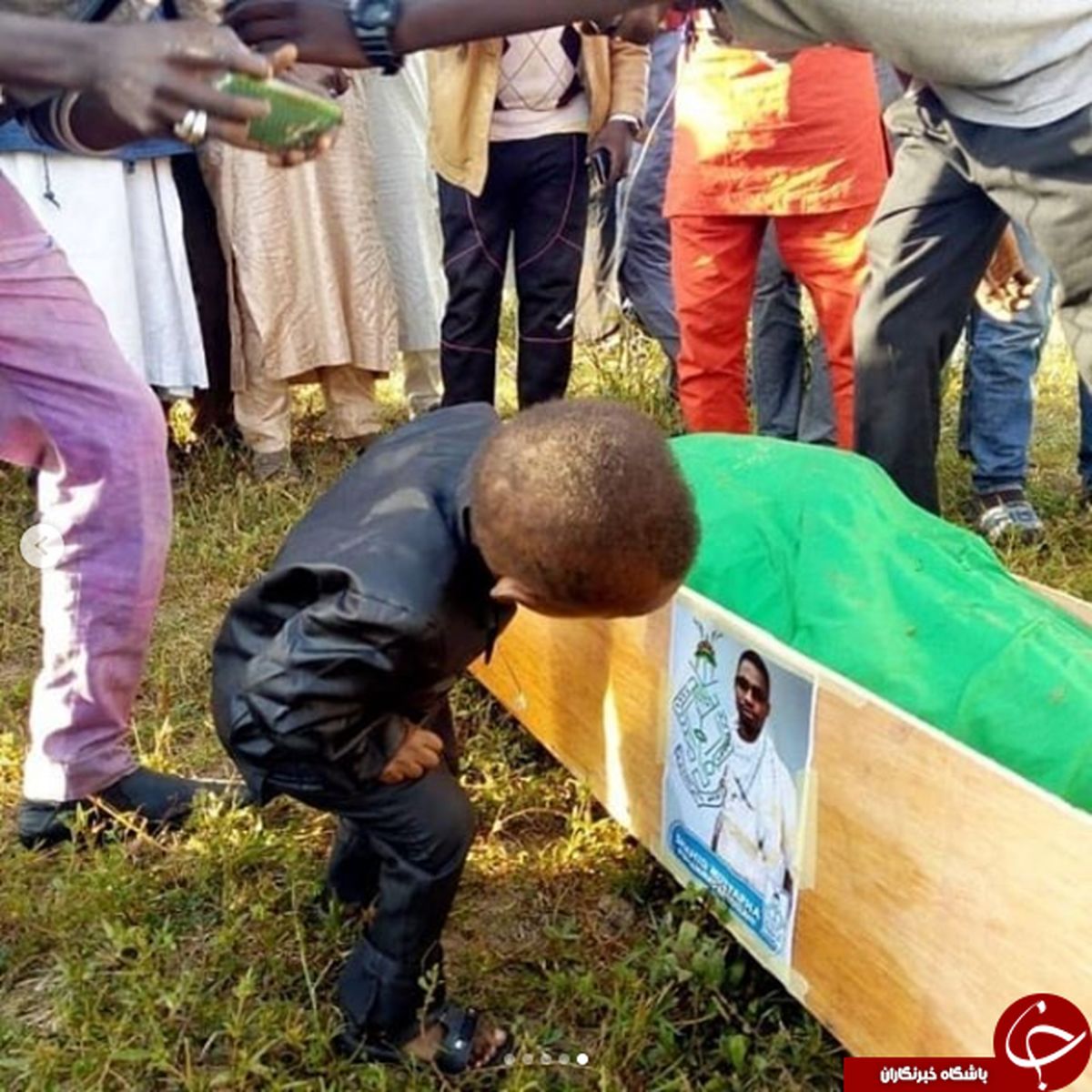 آخرین دیدار جانسوز فرزند خردسال نیجریه‌ای با پدر شهیدش +تصاویر