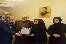 فرمانده نیروی هوایی ارتش با خانوداده‌های شهید فکوری و ستاری دیدار کرد