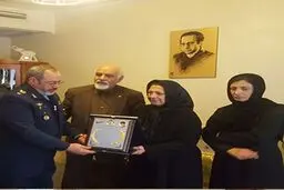 فرمانده نیروی هوایی ارتش با خانوداده‌های شهید فکوری و ستاری دیدار کرد