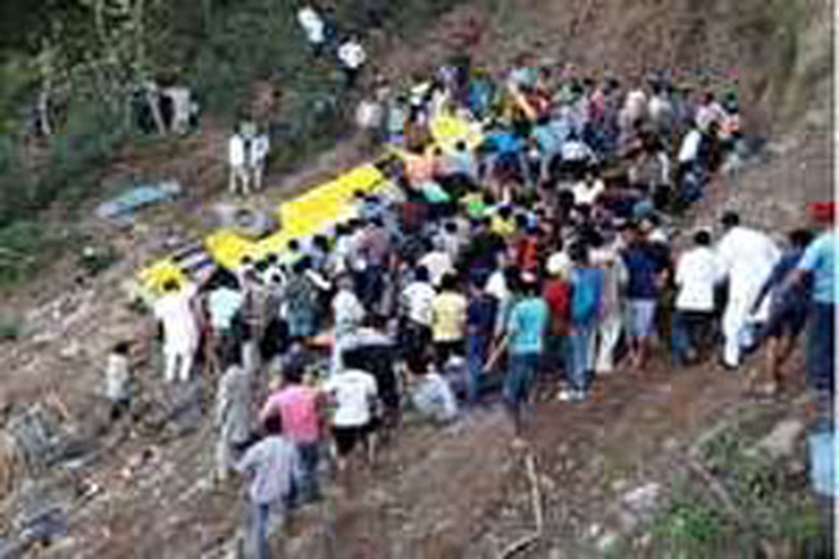 ۱۵ کشته در سقوط مرگبار اتوبوس در هند
