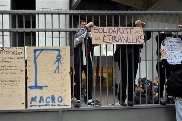 فرانسه ۳۲ دانش آموز معترض را بازداشت کرد