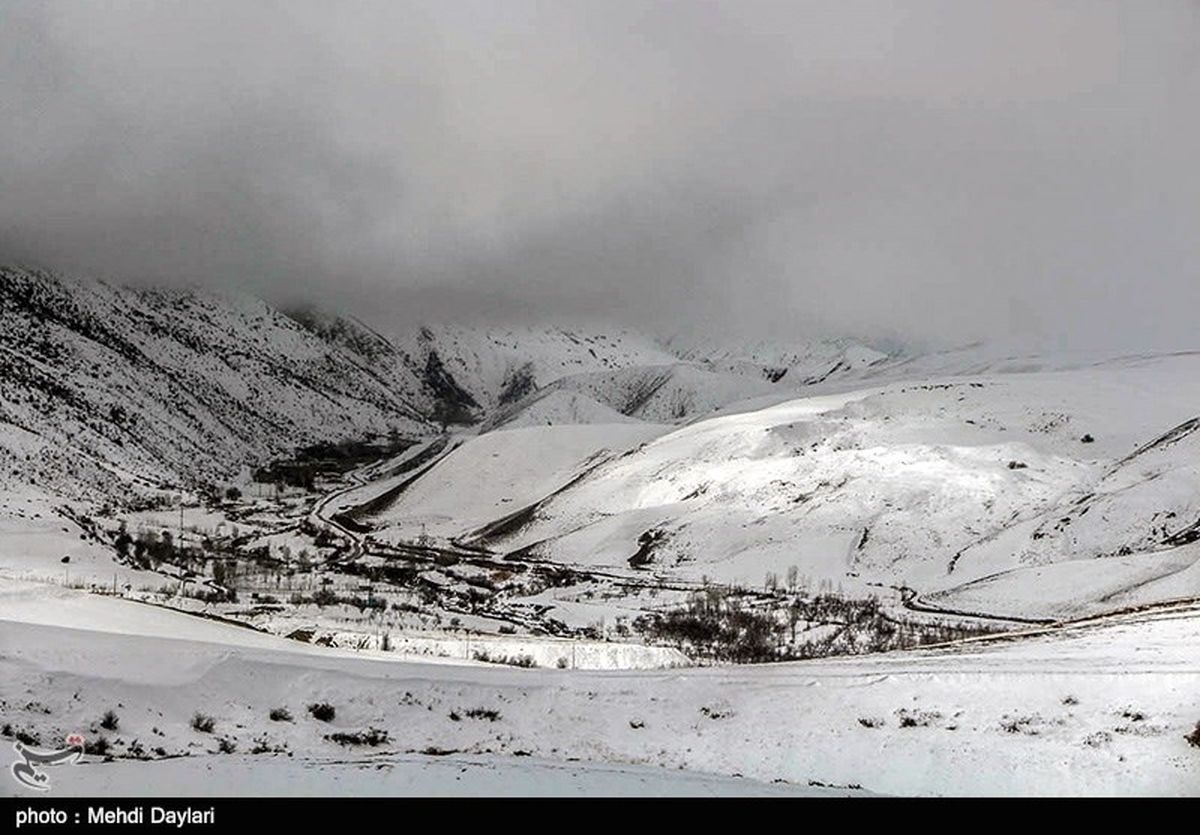 برف در جاده‌های اردبیل و کردستان؛ باران در محورهای مواصلاتی کرمانشاه و هرمزگان