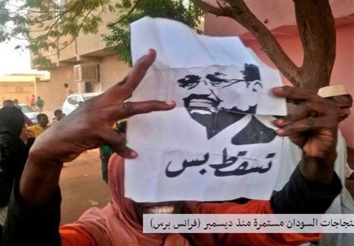 تظاهرات گسترده سودانی‌ها برای کناره‌گیری "عمر البشیر"