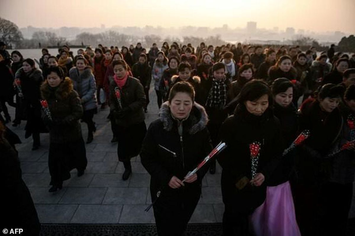 ادای احترام مردم کره شمالی به "کیم جونگ ایل" در سالروز تولدش